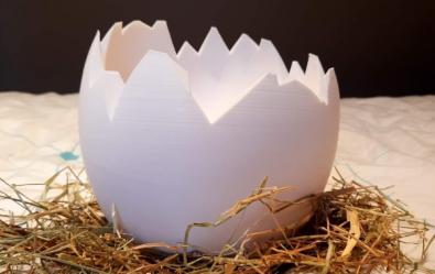 Personnalisez votre décoration de Pâques avec notre œuf cassé décoratif en 3D.