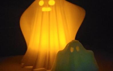 Plongez dans l'ambiance d'Halloween avec notre fantôme 3D illuminé.