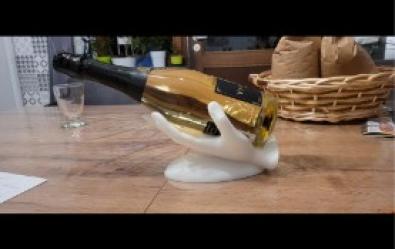 Un porte-bouteille pratique et artistique pour les amateurs de vin.
