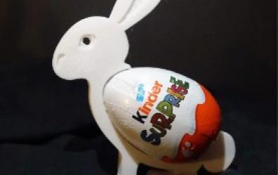 Surprenez vos enfants avec notre lapin porteur d'œufs Kinder Surprise.