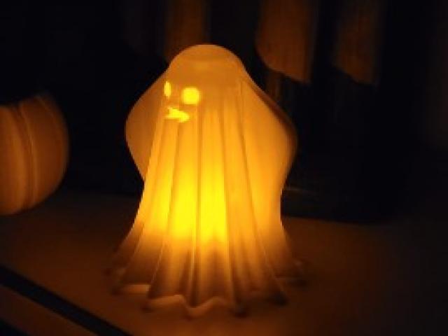 Plongez dans l'ambiance d'Halloween avec notre fantôme 3D illuminé.