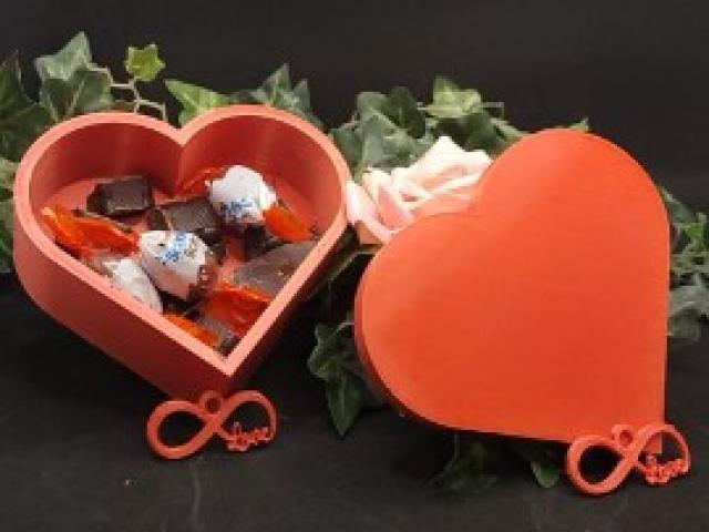 Réalisation d'une boite en forme de cœur fournie avec du chocolat et un porte clé personnalisé.