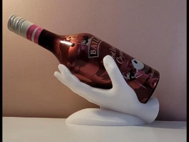 Un porte-bouteille pratique et artistique pour les amateurs de vin.