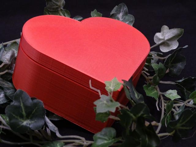 Réalisation d'une boite en forme de cœur fournie avec du chocolat et un porte clé personnalisé.