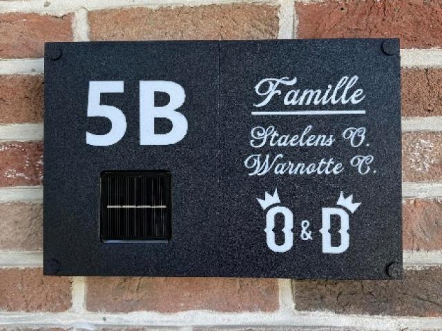 Nouvelle création : plaques de maison personnalisées, éclairées et autonomes.